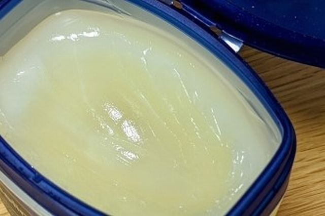 ユニリーバのヴァセリン オリジナル ピュアスキンジェリーは日本国内では黄色ワセリンに分類される