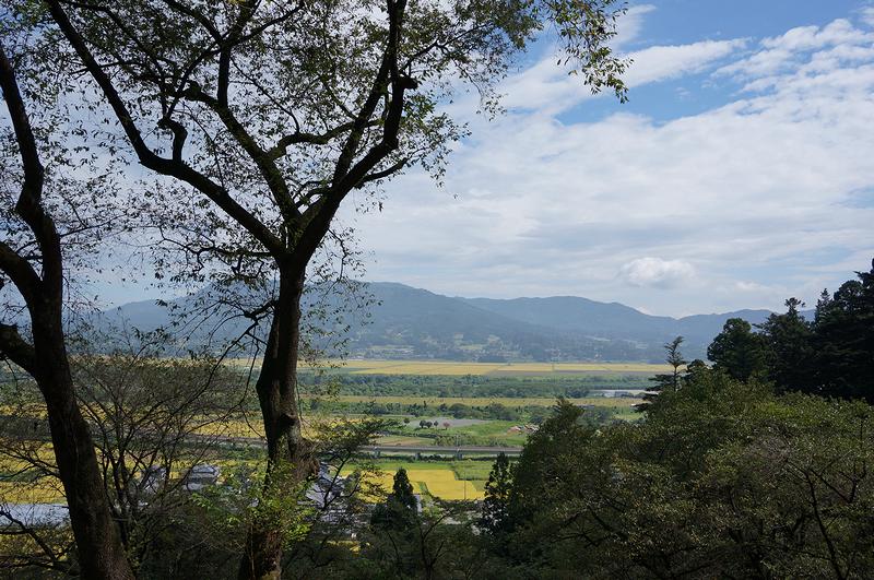 中尊寺の山道から見える風景