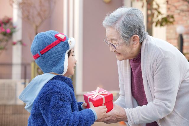 敬老の日は日頃からお世話になっている祖父母に感謝の気持ちを示す日で、孫がおじいちゃんおばあちゃんに贈り物を渡すというケースが多い