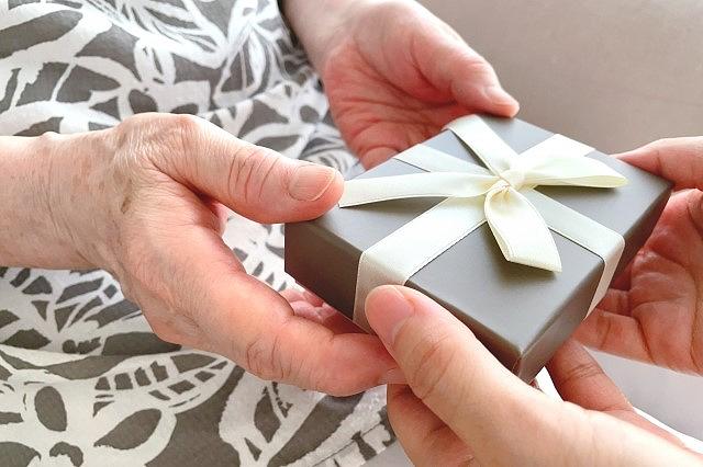 長寿は古くから61歳（満60歳）の還暦を始まりとして節目ごとにお祝いが行われてきた習わし