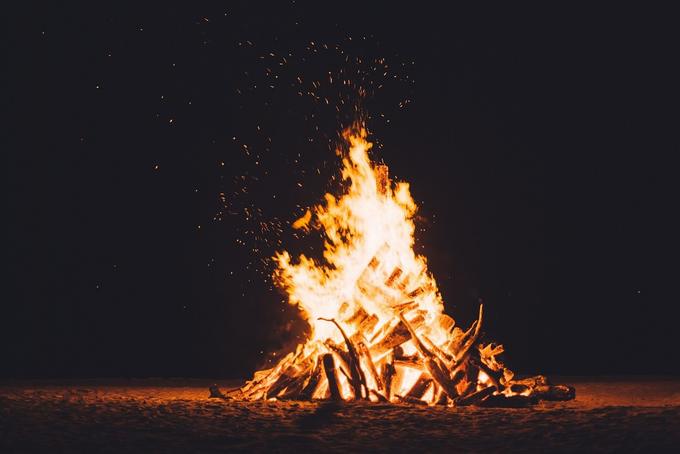 古代ケルトのサウィン祭で魔除けの焚き火