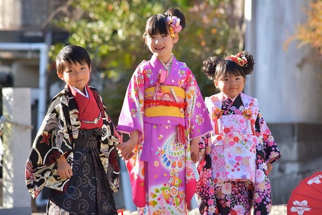 晴れ着を着た3歳・5歳・7歳の子どもたち