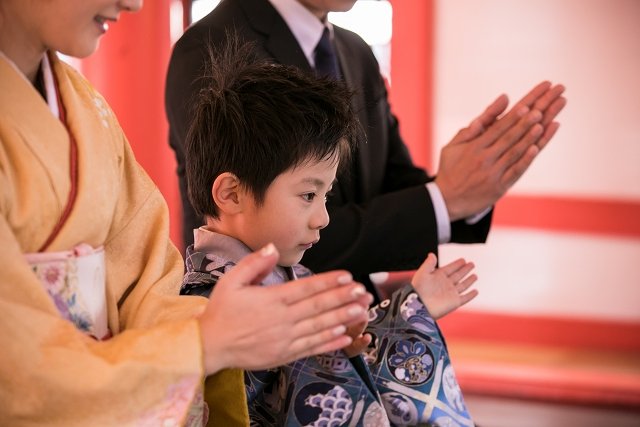 七五三のお参りをする男の子