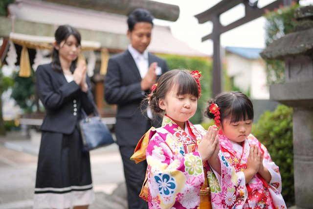 七五三詣のお参りをする家族