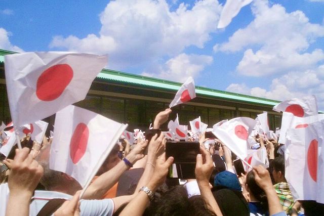 皇居前で日本国旗を振ってお祝いする国民