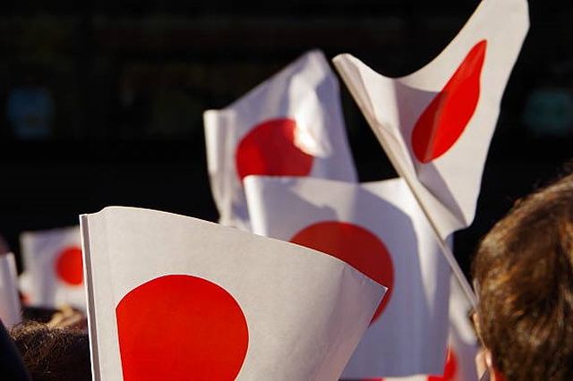 日本国旗を振る国民