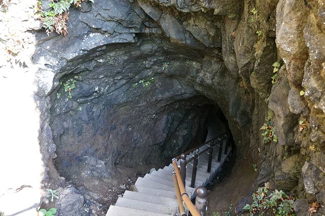 洞窟へ降りる階段（能登金剛）