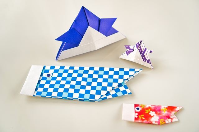 折り紙で作った兜や鯉のぼり