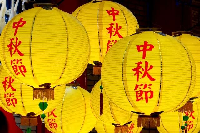 長崎中華街の中秋節に灯される黄色いランタン