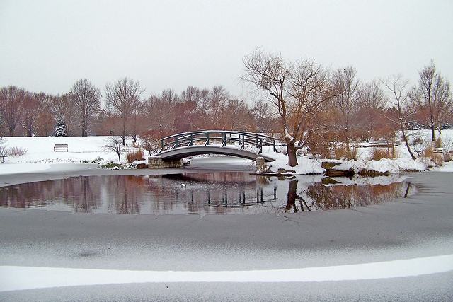東風解凍は、凍っていた池や湖の氷が解け始める頃