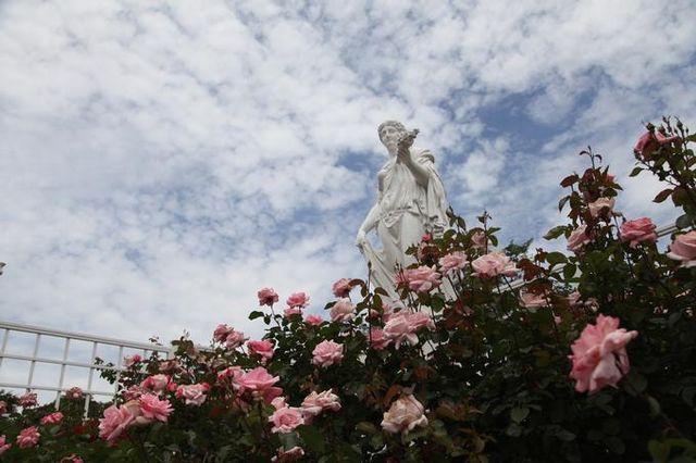 生田緑地ばら苑のフローラ像