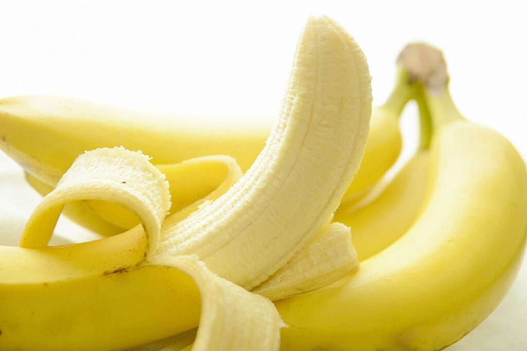バナナは多くの栄養素をバランスよく含み、健康面や美容面での効果が多い