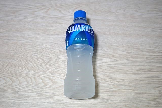 アクエリアスはミネラルのほか動く身体に必要なアミノ酸やクエン酸を主な成分とするコカ・コーラ社のスポーツドリンク