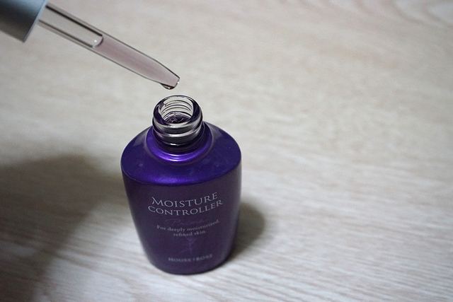 ハウスオブローゼのモイスチュアコントローラー EXは幻想的な紫色の美容液