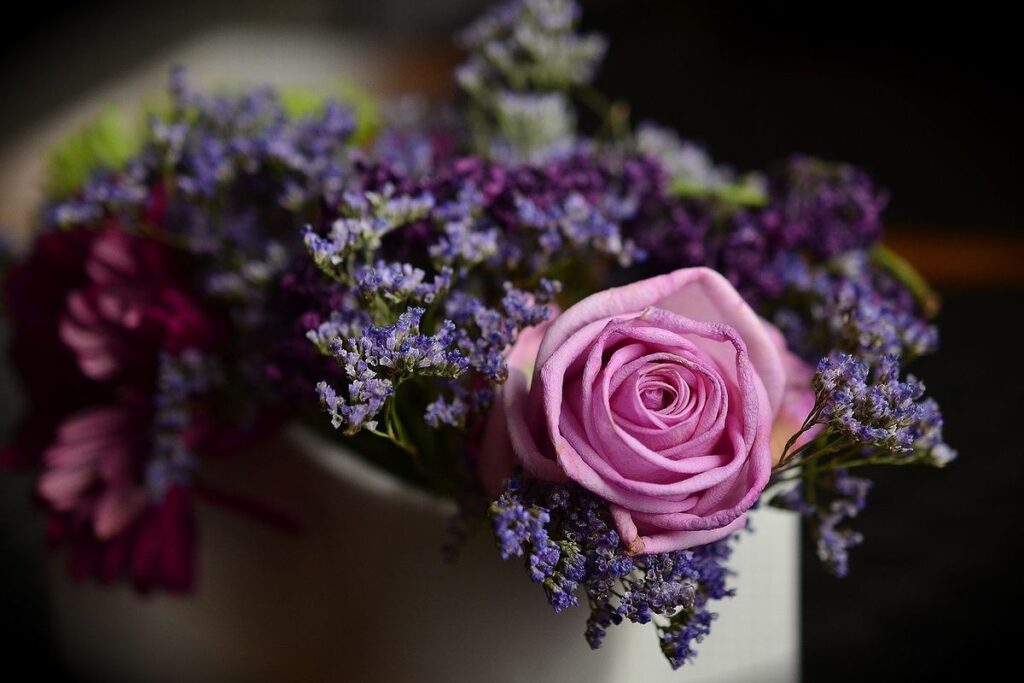 プリザーブドフラワーには花言葉があり、色によってメッセージやお祝いの意味も変わる