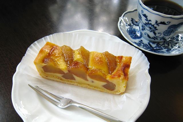 大正浪漫喫茶室では数種類のアップルパイが並び、コーヒータイムができる