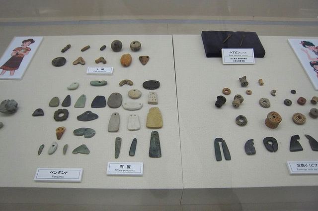 三内丸山遺跡の資料館で展示されている土製や石製のアクセサリーなどの出土品