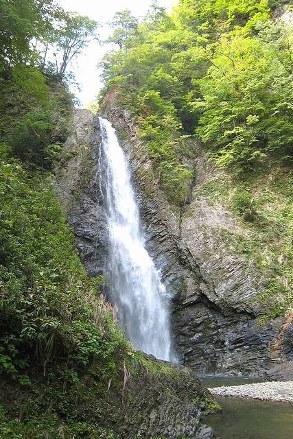 暗門の滝、第2の滝（真ん中の滝）は落差37メートル