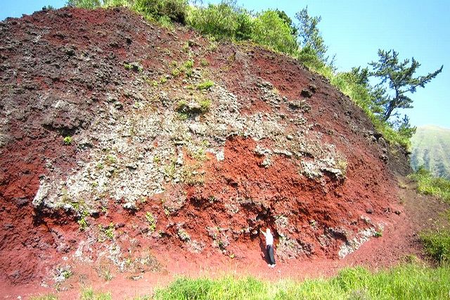 スコリア丘の断面構造が見られる上米塚