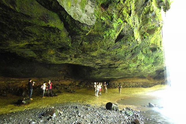 鍋ヶ滝の裏側から見る洞窟のような景観も圧巻