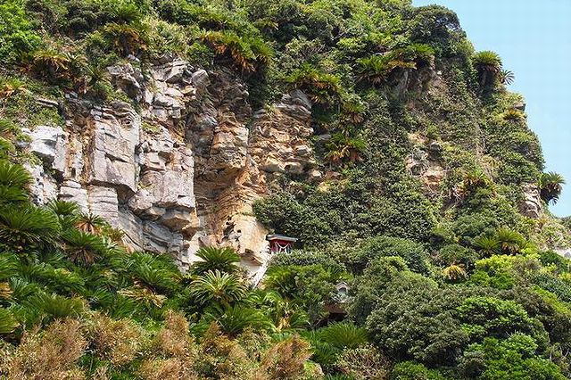 断崖絶壁にある御崎神社の本殿
