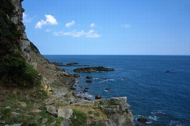 御崎神社から見る断崖と青い海