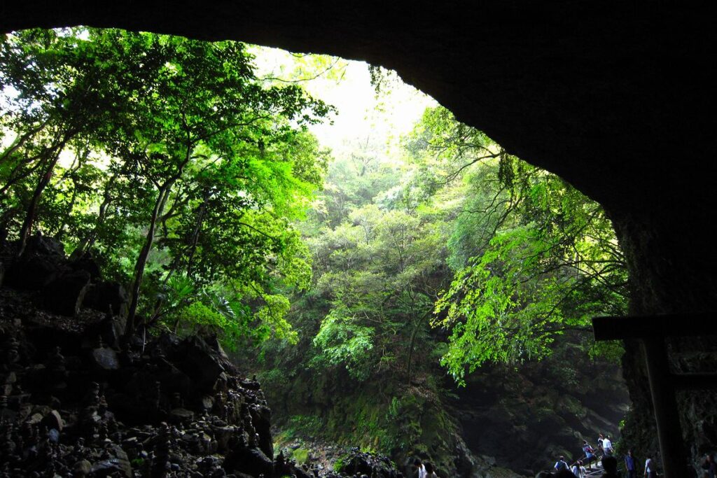洞窟内にある天岩戸神社や高千穂峡など宮崎のスピリチュアルな自然のパワースポットを巡る