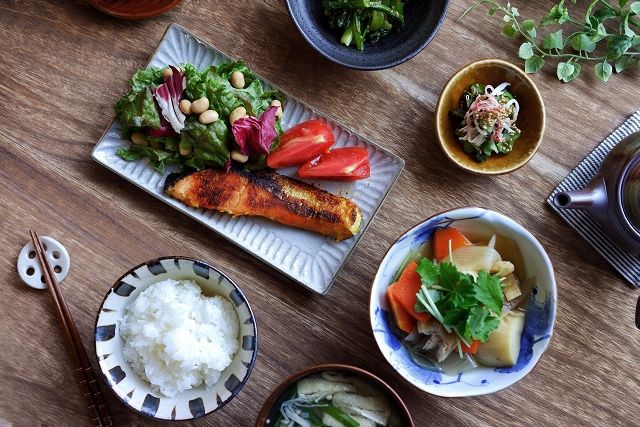 歳下食に食事をすると栄養が全て天狗星の精に吸い取られてしまい、その残りを食べると災いがある