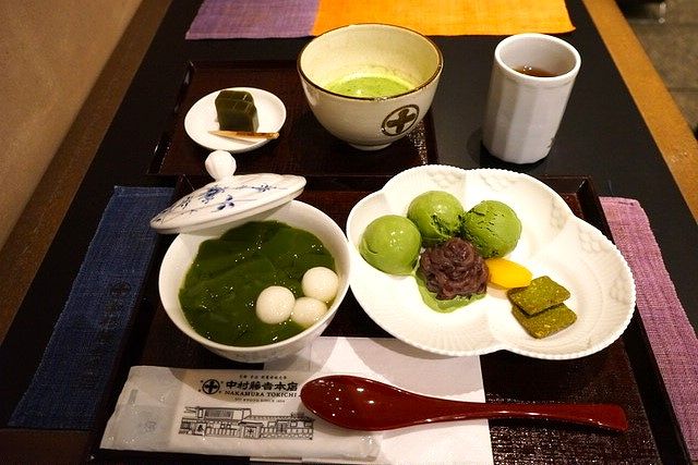 飲食スペースのある店舗では日本茶とその魅力を余すところなく活かした上質なスイーツや食事ができる