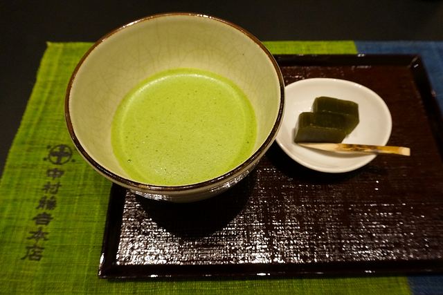 生茶ゼリイを食べた後は別メニューの抹茶もおすすめで店舗によってはフルセットになっているところも