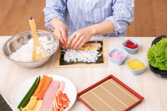 恵方巻きはスーパーやコンビニで購入してもいいが好きな食材を取り入れたいなら手作りもあり