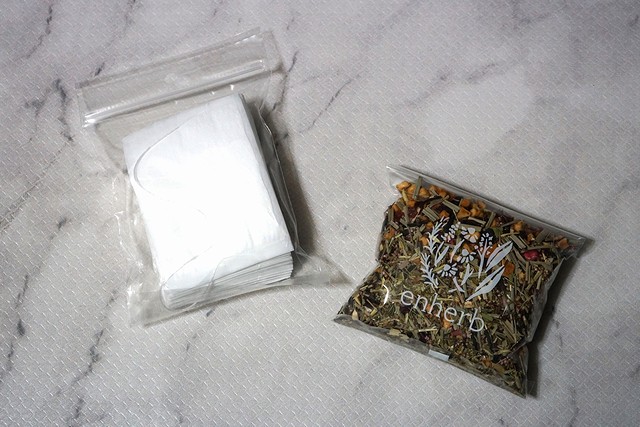エンハーブでは糸付きお茶パックも販売されているため茶葉タイプしかないハーブティーでも自家製ティーバッグが作れる