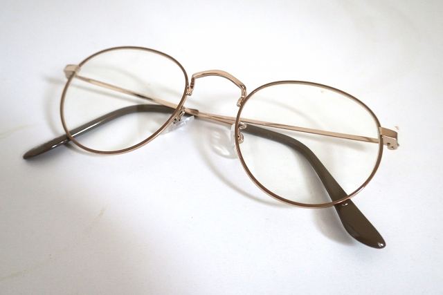 高齢の人へのギフトに避けたほうがいいもの(2)老眼鏡や杖など老いを感じさせるもの
