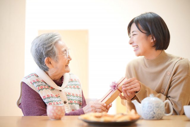 お年寄りや高齢の人をお祝いするシーンには主に敬老の日と長寿祝い、誕生日など