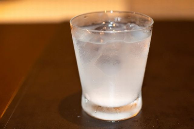スポーツドリンクは運動にも欠かせない糖質も含まれ水分を素早く吸収する働きがある