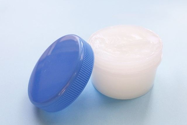 ワセリンは石油から精製された保湿剤で肌の水分が蒸発するのを防ぐ