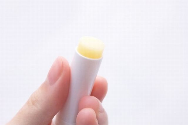 ワセリンは皮膚が薄い唇にも使えるため薬用リップの代わりにもなる