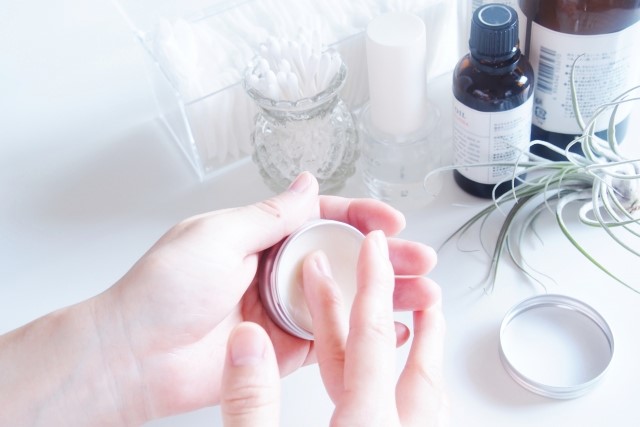 ワセリンを保存容器に移して好みの香水やエッセンシャルオイルを垂らして練り香水にもできる