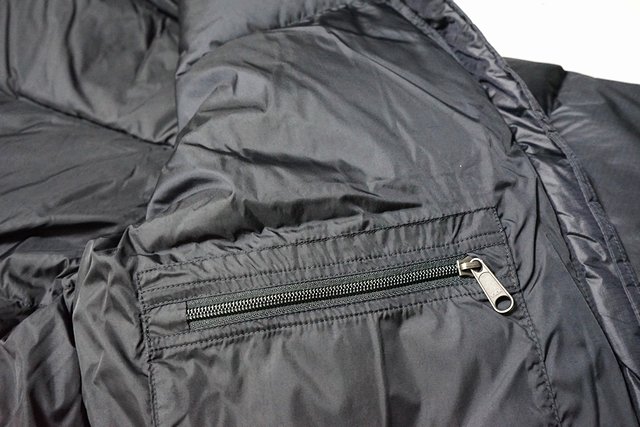 ヌプシジャケットには左内側に縦横15㎝程度のポケットがついていて貴重品入れに便利