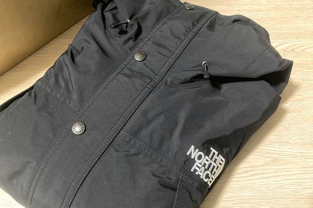 マウンテンライトジャケットとマウンテンジャケットは双方ともに山岳用でタウンユースにも利用できるため性能や価格差を加味しつつ環境や目的に応じて選びたい