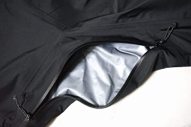 クライムライトジャケットの脇部分には開閉することで空気の入れ替えができ蒸れを防ぐベンチレーションがついている